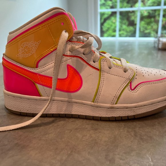 Air Jordan 1 Mid Edge Glow CV-4611-100 Size 7Y - Picture 1 of 5